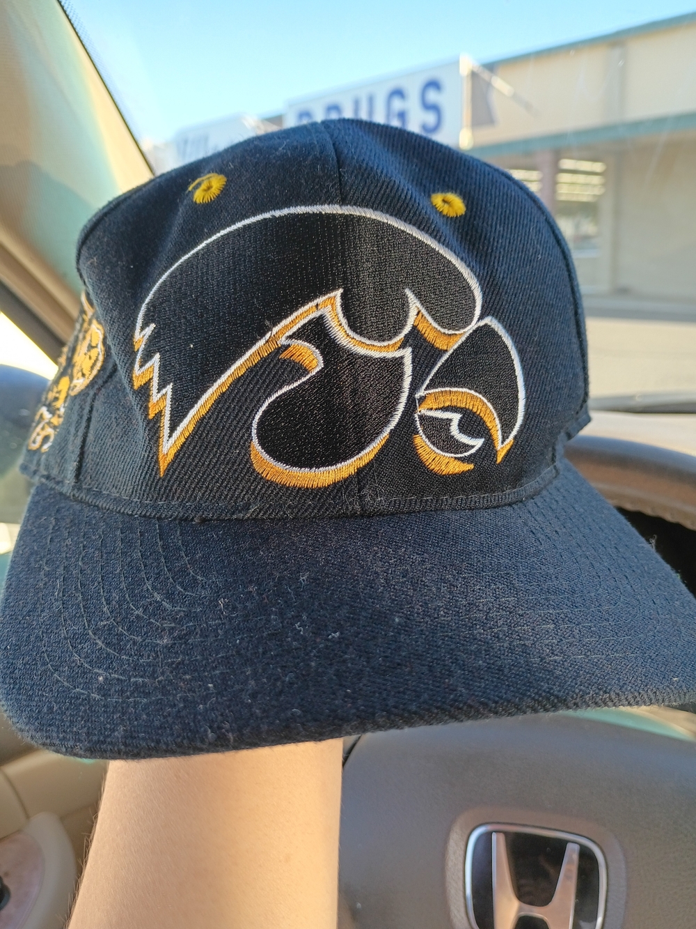 Vintage 90s Iowa Hawkeyes Zephyr Graf-X Fitted Hat - Size 7 - Big Logo Black/Gol
